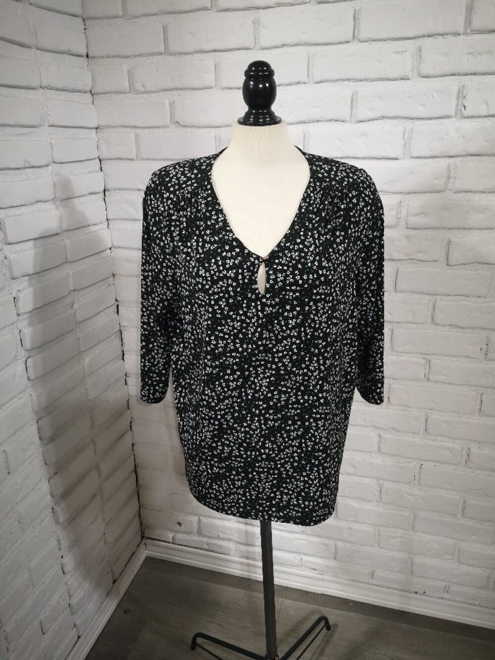 Tahari Ladies Size 1X Black w/ White & Green Floral Print 3/4 Sleeves Blouse